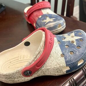 CROCS “Texas Flag” clogs size M5/W7